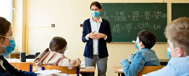 Profesora y alumnos en una clase/TA.